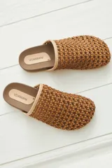 Zuecos tipo sandalia de la marca Vdamiani, con capellada tejida en cuero y rafia en tono marrón. Presentan una plantilla ergonómica en color marrón oscuro con borde en tono beige.