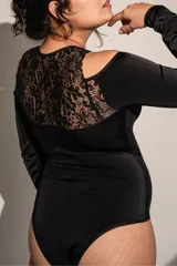 Body negro de lycra con mangas largas y escote alto de puntilla con aberturas en los hombros.