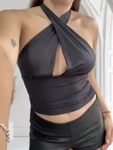 Top amarillo pálido con cuello halter y escote profundo. Se puede usar de múltiples formas.