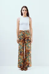 Jean wide leg de denim color celeste con tiro alto y corte amplio.