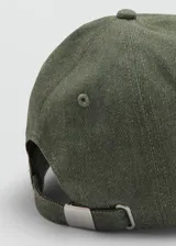 Gorro tipo gorra con visera de algodón color verde militar, con cierre regulable metálico en la parte posterior.