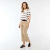 Pantalón de corte wide leg color beige, con bolsillos frontales tipo parche y cierre de botón y cremallera.