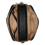 Cartera tipo bandolera Guess modelo Latona II, color negro con textura granulada. Presenta cierre superior, logo triangular metálico en el frente y correa ancha ajustable con el nombre de la marca. Incluye un pequeño monedero rectangular desmontable sujeto a la correa.