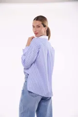 Camisa celeste a rayas blancas con cuello clásico y corte holgado.