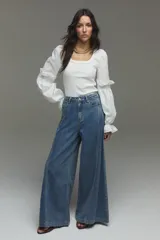 Blusa de rib y popelina color blanco, con calce al cuerpo, escote cuadrado y mangas voluminosas con volados.