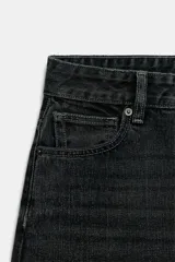 Jeans de tiro alto en denim azul oscuro, de corte tapered y diseño bombacho con pinzas frontales. Cuenta con bolsillos clásicos y costuras en tono tabaco.
