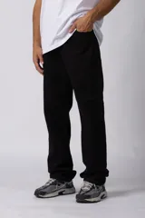 Pantalón de jean de corte recto en color celeste claro, con diseño clásico de cinco bolsillos y costuras reforzadas.