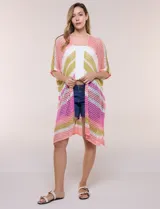 Kimono Do Everything In Love de tejido calado con diseño de rayas horizontales en tonos rosado, verde militar, blanco y salmón. Presenta mangas cortas holgadas y largo midi.