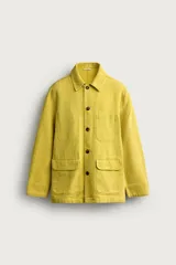 Sobrecamisa de algodón con efecto lavado, corte relaxed fit, cuello solapa, manga larga, bolsillos frontales tipo parche con solapa y cierre de botones oscuros.