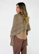 Pashmina de punto color crudo, con diseño calado de rayas verticales y flecos largos en los bordes.