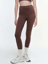 Calza deportiva de tiro alto en color violeta, confeccionada en tejido técnico elástico de alta compresión, con costuras reforzadas y diseño ajustado al cuerpo.