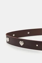 Cinturón de cuero marrón con hebilla metálica cuadrada y tachas decorativas en forma de corazón.