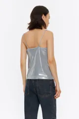 Camiseta de tirantes plateada con cuello drapeado.
