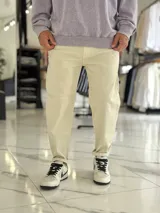Pantalón jean slouchy color beige, de corte relajado y botamanga ligeramente ajustada.