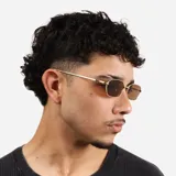 Lentes de sol con marco metálico dorado de forma rectangular y cristales oscuros con protección UV400.