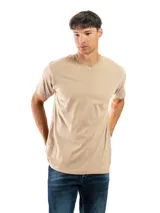 Remera blanca de manga corta, con cuello en V y corte clásico.