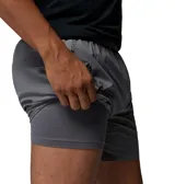 Short deportivo gris Columbia modelo Stealth Spring Lined, confeccionado con tecnología Omni-Wick para control de humedad, con cintura elástica y bolsillos laterales.