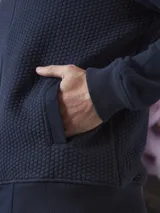 Campera tipo fleece de Benson & Thomas, con cierre frontal completo, cuello alto y textura acolchada en el panel frontal. Posee puños y ruedo acanalados.