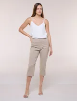 Pantalón capri color beige de tiro alto, estilo sastrero, con pretina ancha y corte entallado.