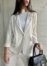 Blazer color crudo con rayas verticales finas, de lino, con solapas y cierre con un botón.