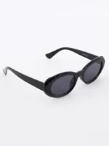 Lentes de sol negros con forma ovalada y marco grueso de acetato.
