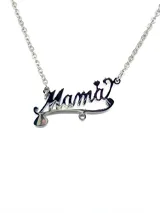 Collar plateado con dije con la palabra "Mama" en letra cursiva.