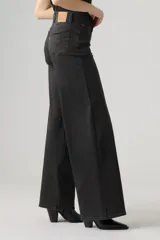 Jean de tiro alto con diseño wide leg, color negro con efecto deslavado, confeccionado en denim con bajo nivel de elasticidad.