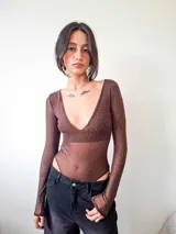 Body de manga larga confeccionado en microtul color marrón con detalle de strass plateado distribuido en toda la prenda. Presenta escote en V profundo y cierre inferior con broches.