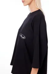 Remerón negro de algodón con cuello redondo y logo estampado en serigrafía.