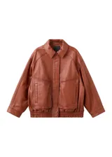 Chaqueta de cuero de ovino en color marrón, de diseño oversize con cuello clásico, cierre frontal con botones a presión y bolsillos frontales con solapa.