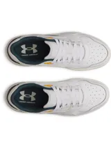 Championes Under Armour modelo Flex, de diseño urbano en color blanco con detalles en verde oscuro y suela de goma color caramelo. Presentan empeine de cuero premium, entresuela de EVA para mayor amortiguación y panel acanalado en el talón.