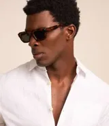 Camisa de hombre de manga corta confeccionada en mezcla de lino y algodón. Presenta un calce comfort, cuello camisero, cierre frontal con botones y un bolsillo en el pecho. Marca Marfinno.