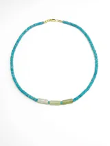 Collar de piedras naturales en tonos turquesa y verde, con cierre metálico dorado y cuentas cilíndricas centrales.