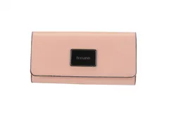 Billetera tipo sobre color rojo con textura granulada y cierre con broche imantado.