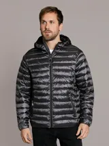 Campera acolchada Calvin Klein con capucha, cierre frontal con cremallera y bolsillos laterales con cierre. Presenta un diseño ligero y funcional con acabado brillante.