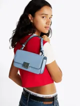 Cartera mensajera Tommy Jeans de acabado granulado en color celeste, con cierre de pinza metálico y correa ajustable.