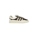 Championes Adidas Campus Bad Bunny color marrón oscuro y tiza, confeccionados en gamuza con detalles de cuero blanco y suela de goma estructurada.