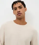Pijama largo masculino de la marca Viko, confeccionado en fleece de color marrón, con textura suave. Compuesto por remera de manga larga con cuello redondo y puños ajustados, y pantalón tipo jogger con cintura elástica con cordón de ajuste y bolsillos.