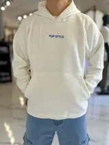 Canguro oversize blanco con capucha y bolsillo tipo canguro, confeccionado con tela de felpa suave. Presenta estampado azul en la espalda con la inscripción "WAIT FOR NOBODY", un diseño de planeta con el año 2021, el logo "STWD" y las frases "CHASE YOUR DREAMS, DON'T SLOW DOWN" y "TOP STYLE".