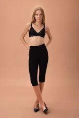 Sostén triángulo de terciopelo color borgoña con detalles de encaje negro, tirantes finos y ajustables.