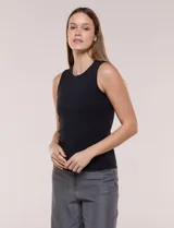 Musculosa de calce al cuerpo color negro, confeccionada en modal y algodón con textura suave. Presenta cuello a la base y diseño con frente forrado en doble tela.