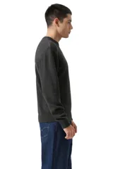 Sweater de tejido de punto Levi's, color gris oscuro, con cuello redondo, mangas largas y puños acanalados. Presenta el logo de la marca bordado en el pecho.