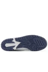 Championes New Balance 550 de cuero blanco con detalles en azul marino.