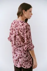 Camisa de viscosa color rosado con estampado animal print en tonos borgoña, con cuello mao y cierre frontal con botones.