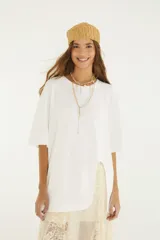 Remerón oversize de cuello redondo, color blanco, de manga corta y corte amplio con abertura lateral.