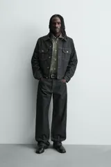Pantalón jeans de corte recto y ajuste holgado, confeccionado en denim de algodón rígido. Presenta diseño clásico de cinco bolsillos, cierre frontal con cremallera y botón, con un acabado de lavado claro.