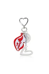 Llavero de metal plateado con mosquetón en forma de corazón y dijes colgantes que incluyen una placa roja y blanca con la inscripción "Oreiro Love", una medalla circular con grabado y un corazón abierto.