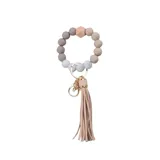 Llavero pulsera con cuentas redondas de silicona en tonos gris, beige y blanco, un cubo de madera natural y una borla de cuero sintético color beige.
