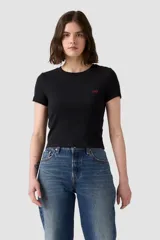 Remera cropped negra de manga corta, con cuello redondo y logo de Levi's bordado en rojo en el pecho.