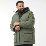 Parka color verde militar con capucha, cierre frontal de cremallera, bolsillos de parche con doble entrada y forro interior.